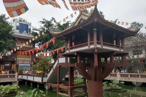 Người dân đổ về đi lễ ở chùa một cột Thủ Đức