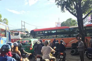 Bến xe ùn tắc, sân bay thông thoáng