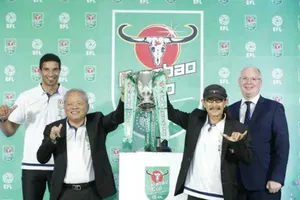 Tay rocker Thái dùng đồng baht cứu League Cup của Anh