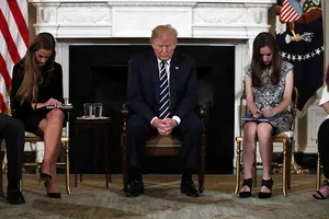 Ông Trump cân nhắc việc giáo viên mang súng