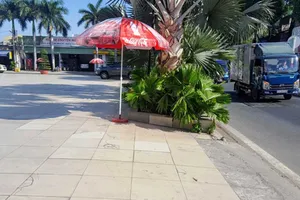 Dỡ rào chắn của nhà hàng, mở đường cho dân đi