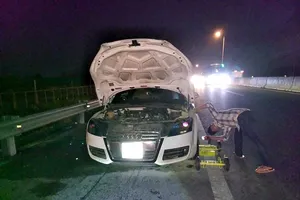 Xế hộp cháy trên cao tốc TP.HCM-Trung Lương