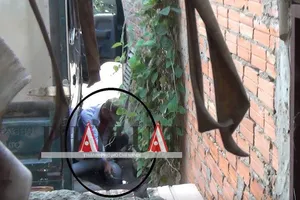 Xe hút hầm cầu 'tung hoành' trong thành phố 