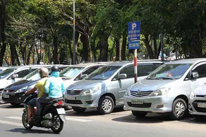 Phí giữ ô tô tăng làm lợi cho ai?