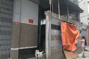 Hàng xóm không ưng, khỏi trổ cửa