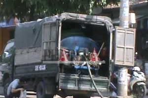 Xe rút hầm cầu giả dạng xe tải