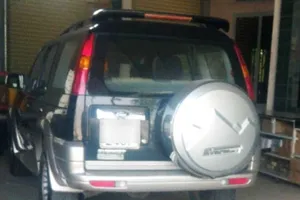 Rối vụ ném gạch trúng kính xe hơi