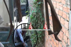 Miệng ống ngụy trang trong bãi đất trống