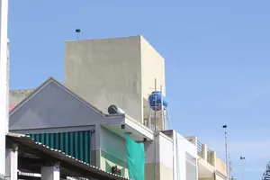 Vẫn rối vụ chim yến ‘ị’ nóc nhà hàng xóm