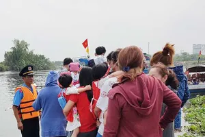 Đò, thuyền chở dân đi lễ, chùa tăng đột biến