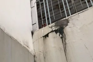 Bị hàng xóm xả nước thải lên nóc nhà