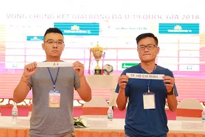 Các tuyển thủ U-23 dự khai mạc cổ vũ đàn em