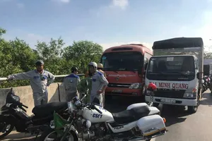 Tài xế đánh nhau, đường dẫn cao tốc Long Thành ùn tắc