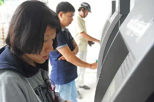 Hoa mắt với ‘rừng’ phí dịch vụ ngân hàng