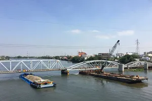 Chui qua cầu đường sắt Bình Lợi phải nộp phí? 