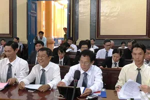 Luật sư đang ngồi tòa bị xóa tên, tính sao?