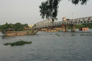 Tàu bè chui qua cầu Bình Lợi đóng bao nhiêu tiền?