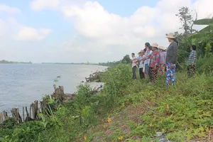 Bị xua đuổi, ‘cát tặc’ ném đá, dọa chém dân