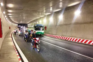 Lắp dải phân cách để ngăn xe máy vào hầm chui An Sương