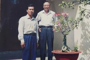 Ông Sáu Khải trong lòng người lái xe kề cận