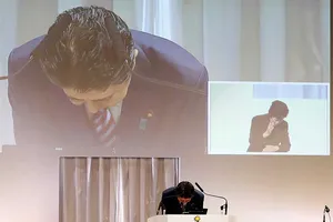 Ghế thủ tướng Nhật lung lay vì phu nhân