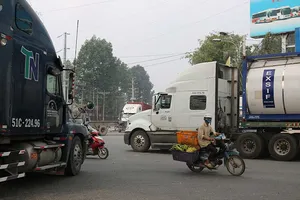 Hồi hộp đi xe máy qua cảng Trường Thọ