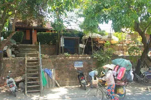 Sống ‘treo’ trên di tích cố đô Huế