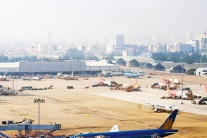 Công trình dày đặc bít thoát nước sân bay Tân Sơn Nhất