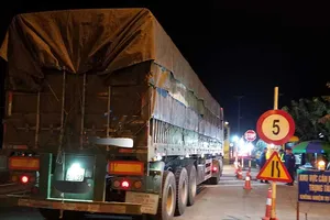 Trạm cân ‘thất thủ’ trước xe quá tải