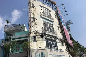 Lo ngại thiếu an toàn vì bảng quảng cáo khổng lồ