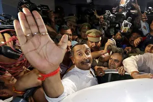 Thiếu nữ bị hiếp dâm tự thiêu, Ấn Độ bắt giữ nghị sĩ