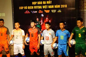 Đội bầu Đức mệt mỏi, còn đội bầu Tú thêm áo mới