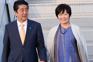 Sức ép với Thủ tướng Nhật Shinzo Abe