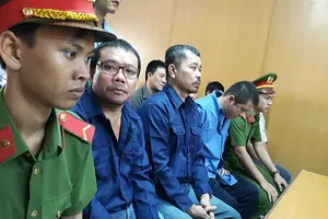 Điều tra lại vụ logo ‘xe vua’ vì bị cáo phản cung