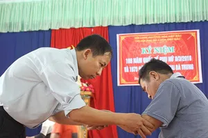 Dân 'triệu hồi' thầy thuốc đến chữa miễn phí cho mình