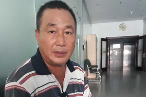 Hết hạn cấm xuất cảnh, vẫn bị vịn