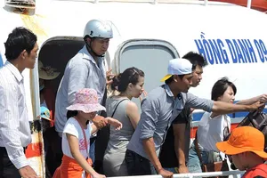 Du khách nườm nượp tham quan đảo Lý Sơn dịp lễ 30-4