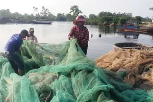 Cửa biển bị bồi lấp, ngư dân lo bị mắc cạn