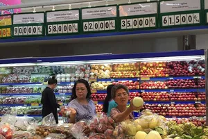 Lễ 30-4: Siêu thị chen chúc, chợ vắng hoe