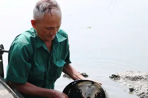 70 tuổi vẫn sửa cống cho dân