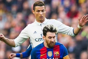 Ronaldo không cúi chào Messi