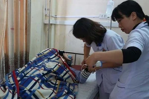 Gắn nút khẩn cấp chống bạo hành trên người bác sĩ