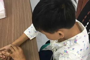 Lời dọa nạt của người lớn và chai thuốc diệt cỏ