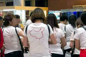 Không chấp nhận du khách mặc áo in hình ‘đường lưỡi bò’