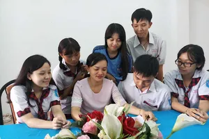 Cô giáo xinh đẹp nối lại 'bo mạch' cho học sinh cá biệt