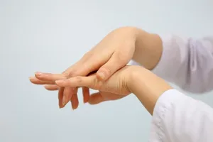 Không sinh thêm con, bị chồng đánh mất ngón tay