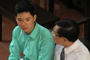 Bác sĩ Hoàng Công Lương bị HĐXX truy hỏi gắt