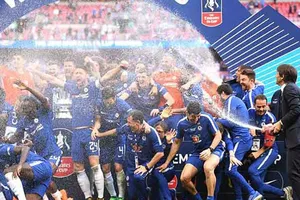 Lấy xe buýt bịt cầu môn, Conte khiến Mourinho tức điên