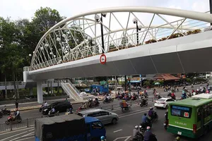 Vì sao cầu đi bộ Hoàng Minh Giám có giá 11,6 tỉ?