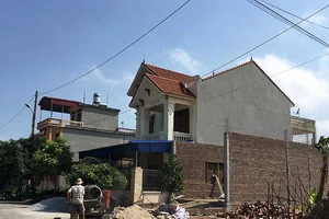 Nhận đất, xây nhà xong… dài cổ chờ giấy đỏ